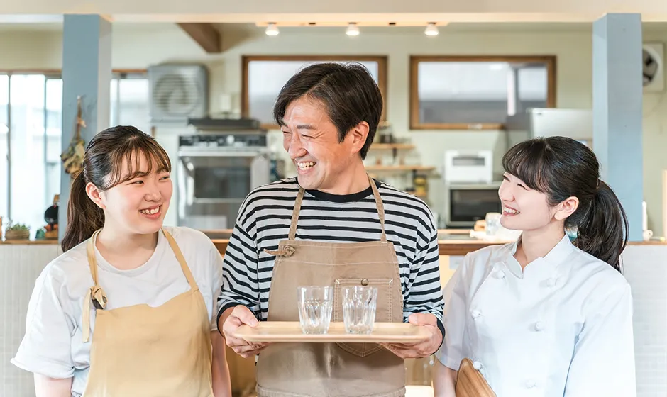 店舗で働くスタッフ